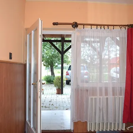 Πανσιόν Fekete Macska Panzio *